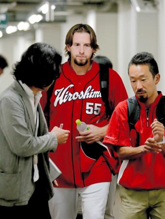 　試合後、元気なく引き揚げるエルドレッド（撮影・田中太一）