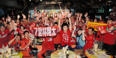 大盛況に終わったカープ女子会。男性ファンも多数参加した＝東京・新宿のロフトプラスワン（撮影・北野将市）