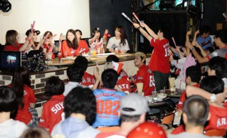 どこからともなく始まったスクワット応援＝東京・新宿のロフトプラスワン（撮影・北野将市）