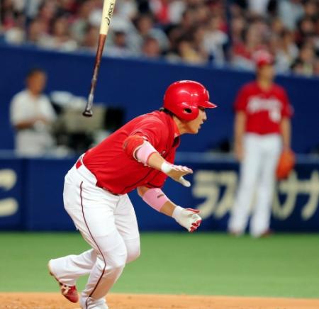 ３回広島２死二塁、広島・丸　佳浩が投手強襲の先制適時打を放つ＝ナゴヤドーム（撮影・保田叔久）