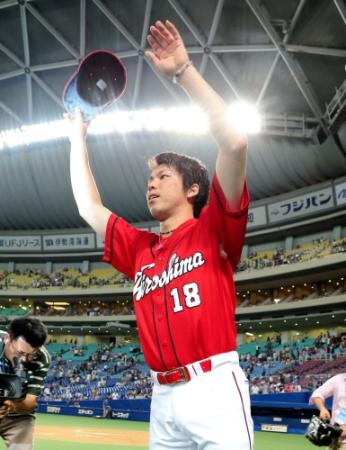 ９勝目を挙げスタンドの声援に応える広島・前田健太＝ナゴヤドーム（撮影・保田叔久）