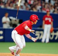 ３回広島２死二塁、広島・丸　佳浩が投手強襲の先制適時打を放つ＝ナゴヤドーム（撮影・保田叔久）