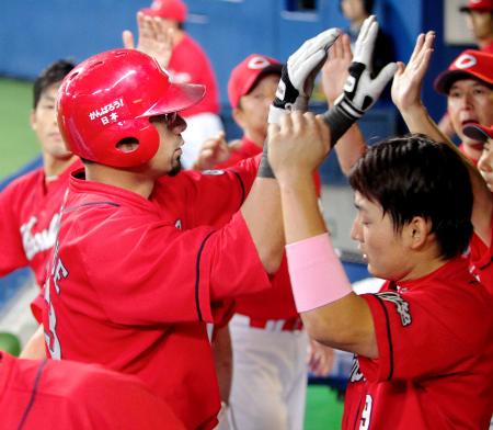 　８回、追加点となる適時打を放ち、ナインとハイタッチを交わすキラ（左）＝撮影・保田叔久