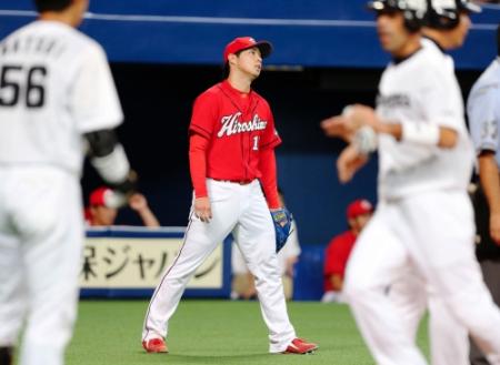 ４回、中日・エルナンデスに適時二塁打を浴びぼう然とする広島・野村祐輔（中央）＝ナゴヤドーム（撮影・保田叔久）