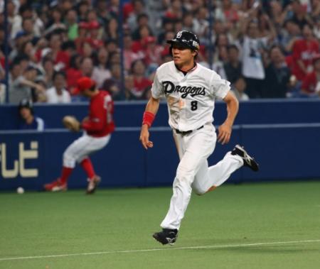 　６回、送球が乱れる間に生還する大島