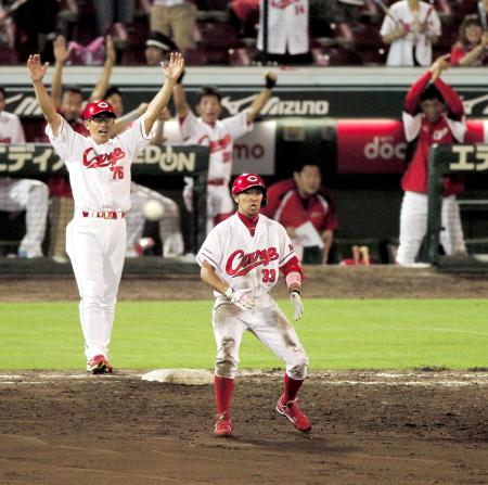 　延長１２回、同点２点適時打を放ち、ナインの歓声を受ける菊池（撮影・出月俊成）