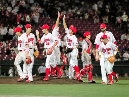 前半戦最終戦を勝利で飾り、歓喜の輪を作るカープナイン（撮影・出月俊成）