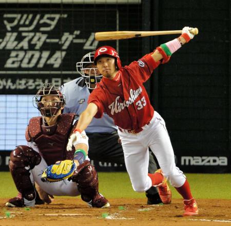 　３回、先制中前適時打を放つ菊池（捕手・嶋）＝撮影・会津智海