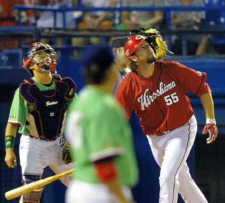 ８回広島一死二塁、ブラッド・エルドレッドは左越え２ランを放つ（捕手・中村悠平）＝神宮球場（撮影・西岡　正）
