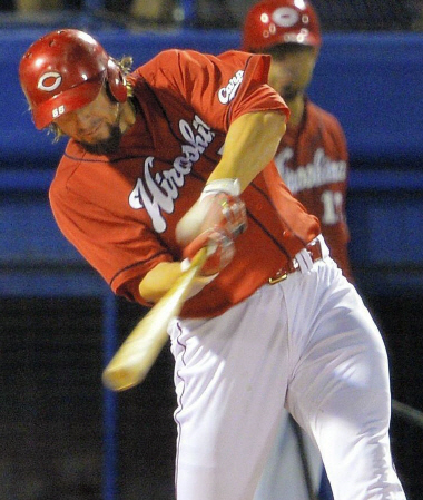 ８回広島、ブラッド・エルドレッドは２ランを放つ＝神宮球場