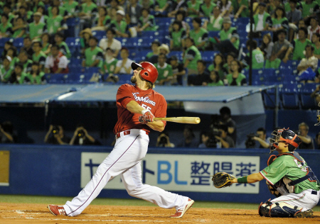 ８回、エルドレッドが中越え２ランを豪快に放つ＝神宮球場（撮影・園田高夫）