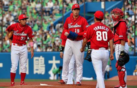 　２回、連打と失策がらみで３点を奪われ山内投手コーチが野村（中央）の元へ向かう（撮影・園田高夫）