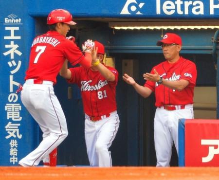 １回広島無死、堂林翔太は中越えに先制ソロを放ち、野村謙二郎監督（右）に迎えられる＝神宮球場（撮影・西岡　正）