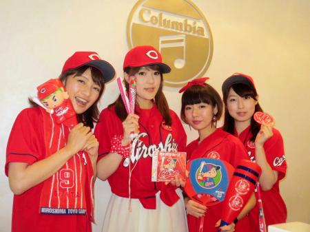 　「コロムビアカープ女子」を結成した天野恵（左から２人目）＝東京・虎ノ門の日本コロムビア