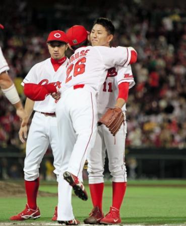 ２年ぶりの勝利を完投で飾り、広島・広瀬　純に抱きつかれて祝福される広島・福井優也＝マツダスタジアム（撮影・出月俊成）