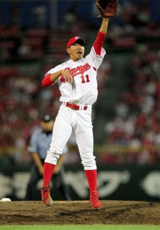 ９回、広島・福井優也は阪神・今成亮太の打球に飛び付き、２年ぶりの勝利をつかみ取る＝マツダスタジアム（撮影・北村雅宏）。