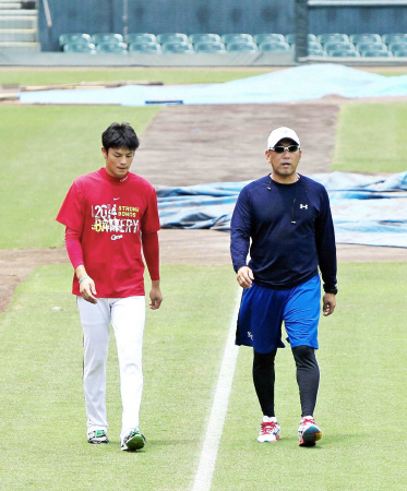 　ウオーキングする野村監督（右）からアドバイスを受ける戸田