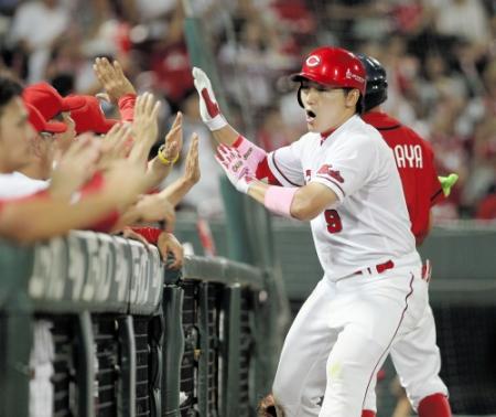 ６回、同点ソロを放ち、ナインに迎えられる広島・丸　佳浩＝マツダスタジアム（撮影・出月俊成）