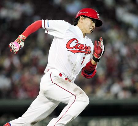 　４回、左前打を放ち激走する堂林（撮影・出月俊成）