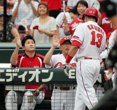 ２回、先制２ランを放った広島　キラ・カアイフエを迎える広島・野村謙二郎監督（中央）＝マツダスタジアム（撮影・北村雅宏）