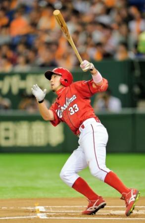 ６回広島一死、菊池涼介は左越え二塁打を放つ＝東京ドーム（撮影・西岡　正）