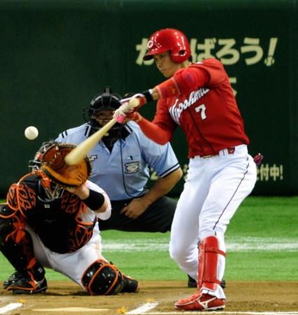 ６回広島１死、反撃のソロ弾を放つ広島・堂林翔太＝東京ドーム（撮影・北野将市）