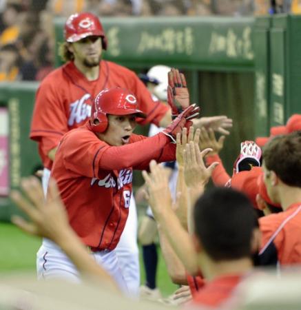 ６回広島２死二、三塁、梵英心のタイムリーで生還し、ナインに迎えられる田中広輔＝東京ドーム（撮影・西岡　正）