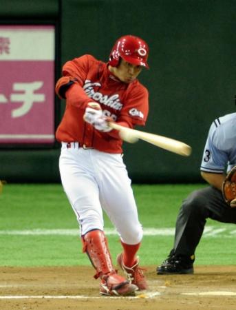 ６回広島２死一、二塁、勝ち越しの右前適時打を放つ広島・田中広輔＝東京ドーム（撮影・北野将市）