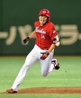 　５回、大瀬良は三塁打を放ち、三塁へ激走（撮影・西岡　正）