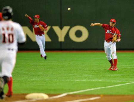 　１回、阿部の二塁ゴロで三塁へ送球し、アウトにした菊池（右）＝撮影・西岡　正