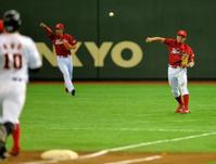 　１回、阿部の二塁ゴロで三塁へ送球し、アウトにした菊池（右）＝撮影・西岡　正