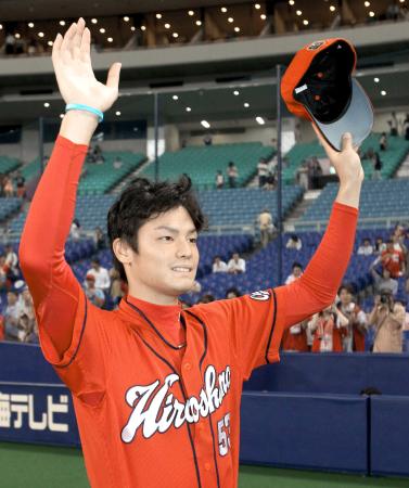 　スタンドの声援に笑顔で応える戸田（撮影・持木克友）