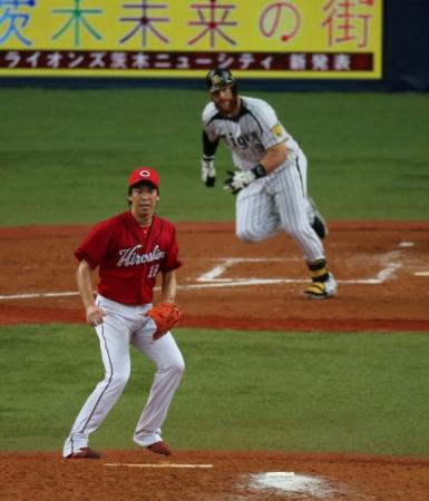 ３回阪神２死二塁、マートンに同点の中前適時打を打たれた広島の前田健太＝京セラドーム（撮影・持木克友）
