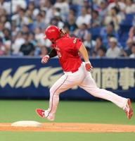　７回、左線安打を放ち全力疾走で二塁に向かうエルドレッド
