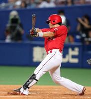 　３回、左越えソロを放つ会沢（撮影・持木克友）