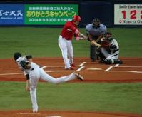 １回広島無死二、三塁、左犠飛を放つ丸佳浩（投手阪神の藤浪晋太郎）＝京セラドーム（撮影・持木克友）