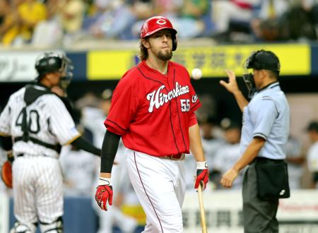 　３回、三振に倒れベンチへ戻るエルドレッド（撮影・田中太一）