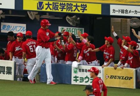 １回広島２死二塁、梵英心の中前適時打で生還しナインに迎えられるキラ＝京セラドーム（撮影・持木克友）