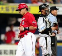 １回広島２死二塁、広島・梵　英心の中前安打で広島・キラ（左）が生還する＝京セラ（撮影・保田叔久）