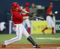 　８回広島１死二塁、会沢が左越えに適時二塁打を放つ＝京セラドーム