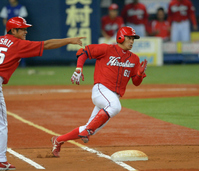 　８回、右中間に適時二塁打を放ち、一塁を回る田中