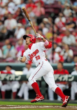 １回広島１死、広島・菊池涼介は左越えに先制ソロを放つ＝マツダスタジアム（撮影・北村雅宏）