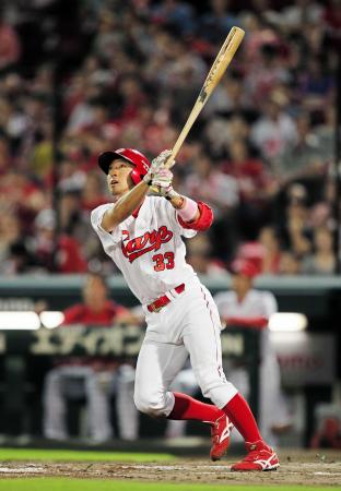 　６回、菊池は左越えにソロを放つ