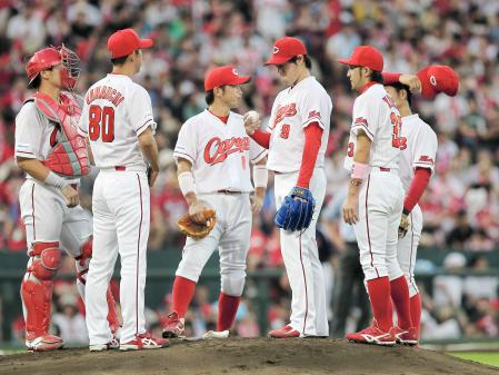 　マウンドで肩を落とす野村（中央右）＝撮影・出月俊成