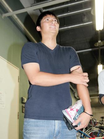 　肩の状態の報告のため球場に姿を見せた一岡