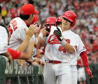 　２回、先制３ランを放ちナインに迎えられる会沢（右）＝撮影・出月俊成