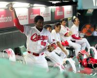 雨で中断中、ベンチでビジョンの映像を見ながらＣ．Ｃダンスを踊るロサリオ（左）＝マツダスタジアム（撮影・出月俊成）