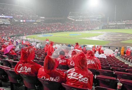 　長時間の中断の末に降雨ノーゲームとなり、ぼう然とグラウンドを見つめるカープファン