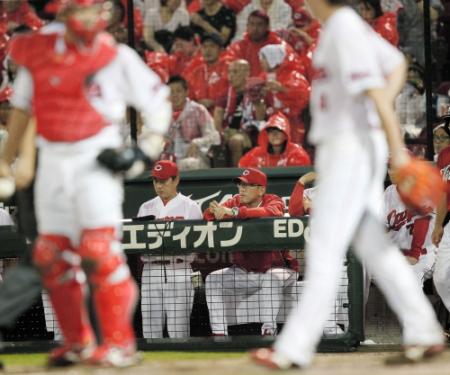 ３回、広島・前田健太（右）が巨人・高橋由伸に２点適時打を浴びてうなだれる中、グラウンドを見つめる広島・野村謙二郎監督＝マツダスタジアム（撮影・北村雅宏）