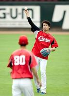 　山内コーチ（左）とキャッチボールする前田（撮影・北村雅宏）
